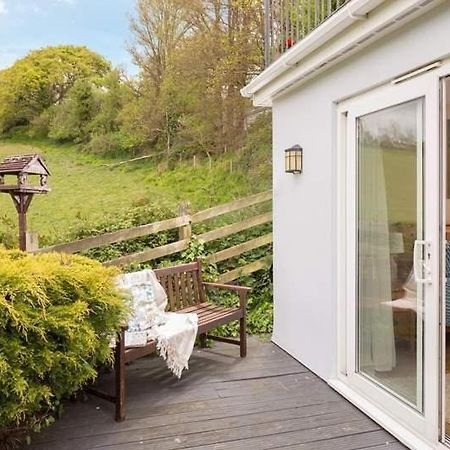 Cosy Beachfront Retreat With Stunning Sea Views & Free Access To A Local Indoor Pool Talland Extérieur photo