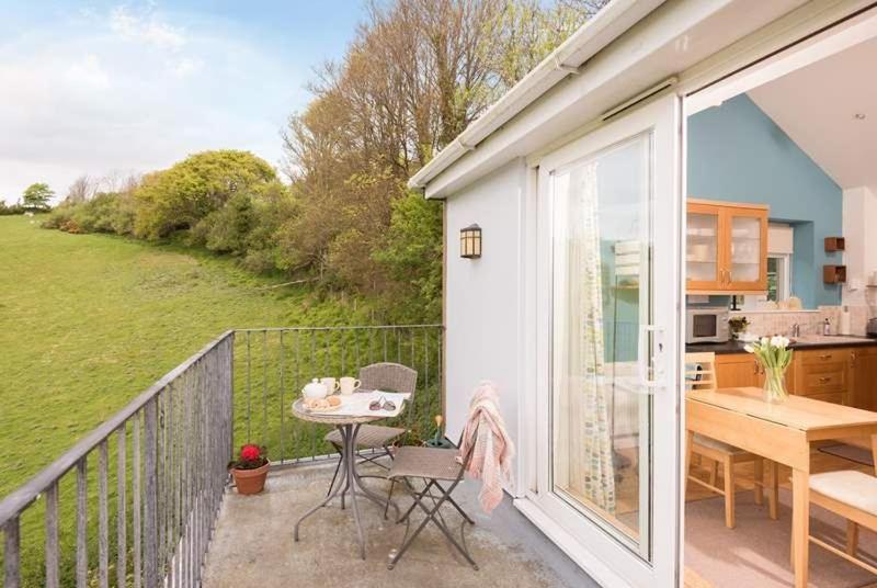 Cosy Beachfront Retreat With Stunning Sea Views & Free Access To A Local Indoor Pool Talland Extérieur photo