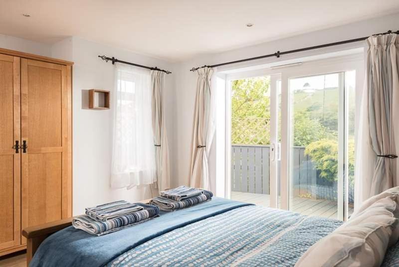 Cosy Beachfront Retreat With Stunning Sea Views & Free Access To A Local Indoor Pool Talland Extérieur photo