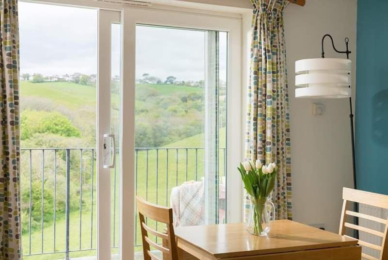 Cosy Beachfront Retreat With Stunning Sea Views & Free Access To A Local Indoor Pool Talland Extérieur photo
