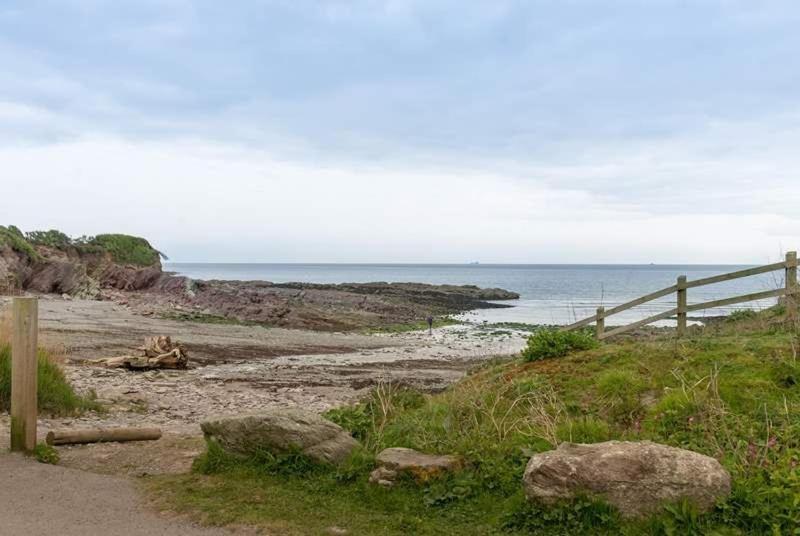 Cosy Beachfront Retreat With Stunning Sea Views & Free Access To A Local Indoor Pool Talland Extérieur photo