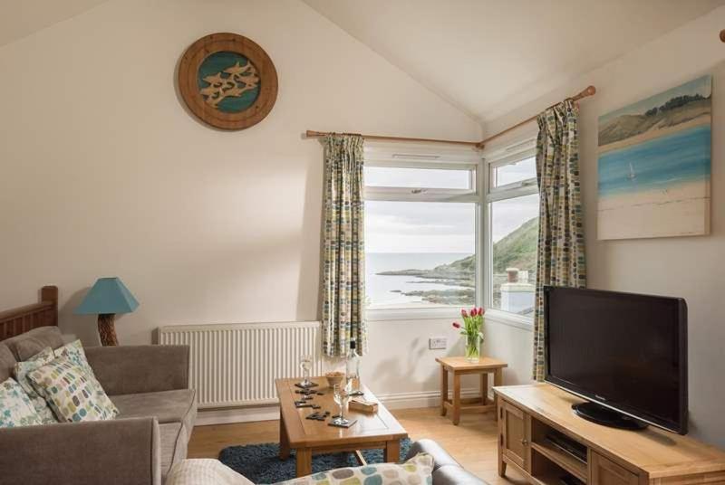 Cosy Beachfront Retreat With Stunning Sea Views & Free Access To A Local Indoor Pool Talland Extérieur photo