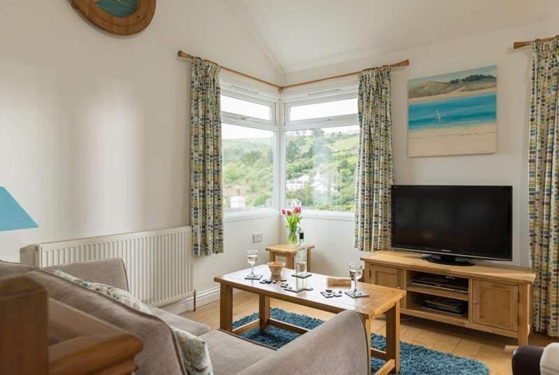 Cosy Beachfront Retreat With Stunning Sea Views & Free Access To A Local Indoor Pool Talland Extérieur photo